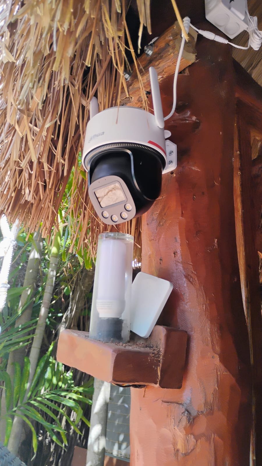 Detalle de cámara PTZ Dahua instalada bajo una cubierta de palapa.
