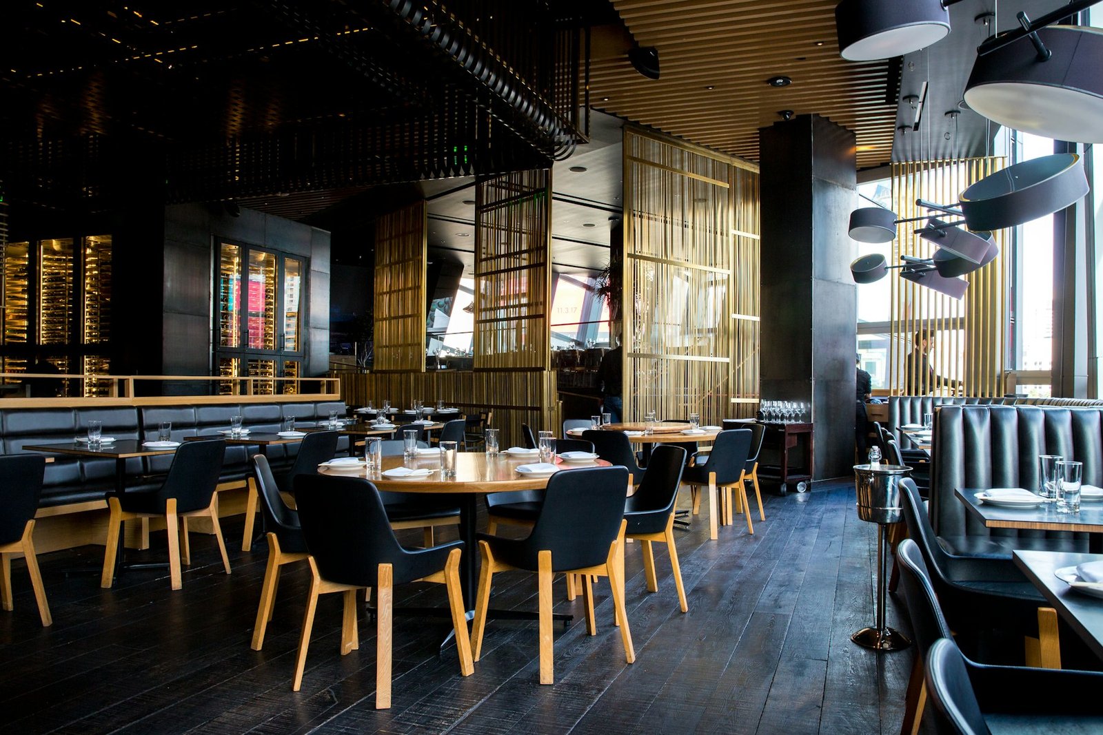 Restaurant dining room (reference)